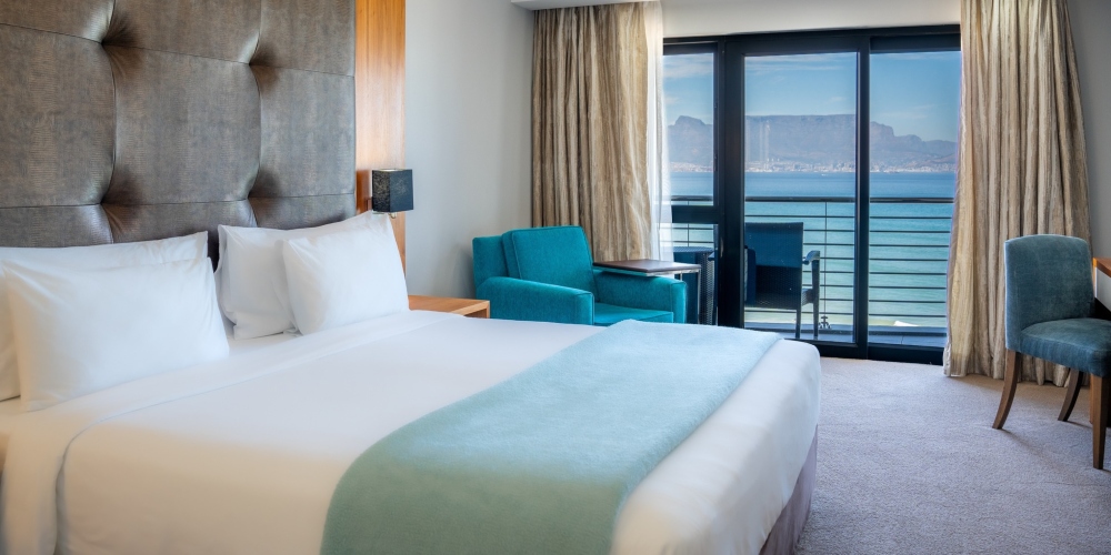 Escápese al Blaauwberg Beach Hotel para disfrutar de una estancia de lujo con excelentes vistas.