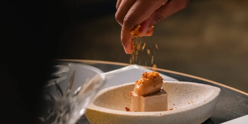 El restaurante Urchin, ubicado en el Hyatt Regency Cape Town, se encuentra entre los restaurantes que están dando grandes pasos para reducir el desperdicio de alimentos. El equipo se ha fijado un objetivo ambicioso: acercarse lo más posible al residuo cero. En la práctica, eso significa repensar cómo se utiliza cada ingrediente.