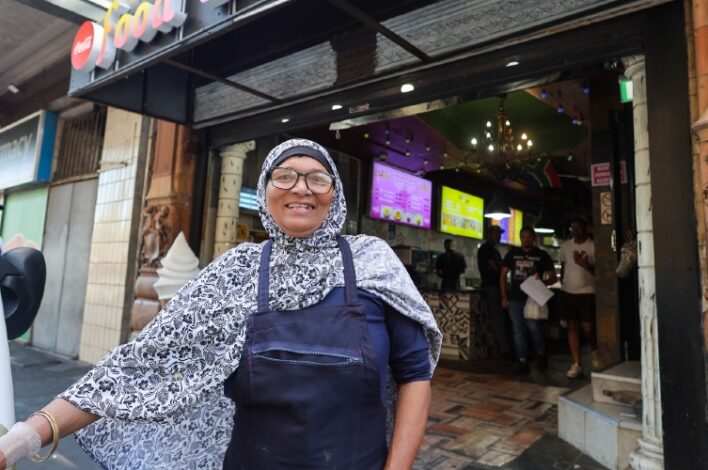 Flower seller Diela Gamildien shares how she spends her ideal day in Cape Town, from scenic walks in the Company’s Garden to local food favourites at the Eastern Food Bazaar.