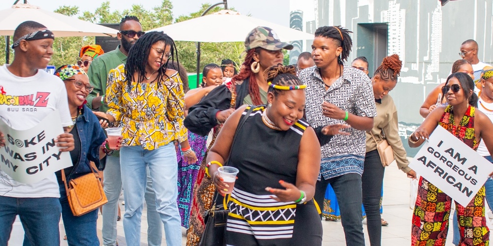 Soke celebra la cultura africana a través de la música, la moda, la comida y la expresión creativa.